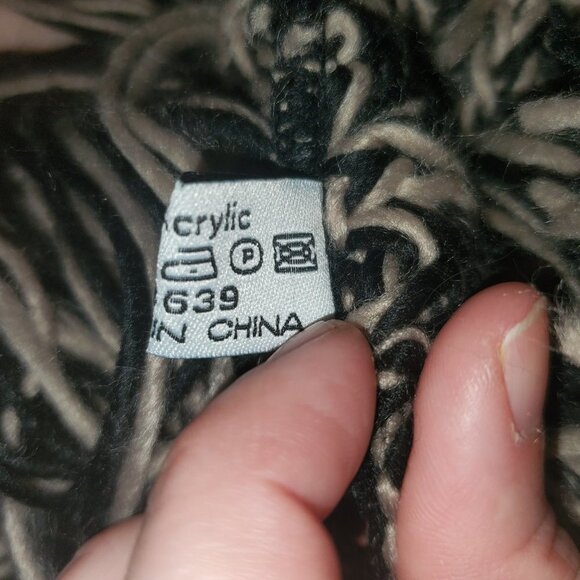 100 Acrylic Neck Scarf || Thick and Luxe || EUC - Picture 4 of 7